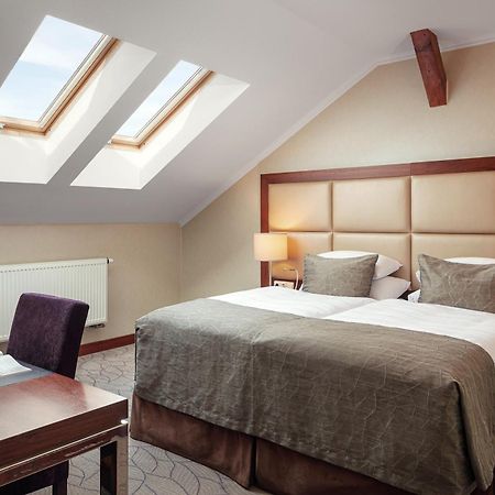 Kosher Hotel King David Praga Esterno foto A bedroom with roof windows