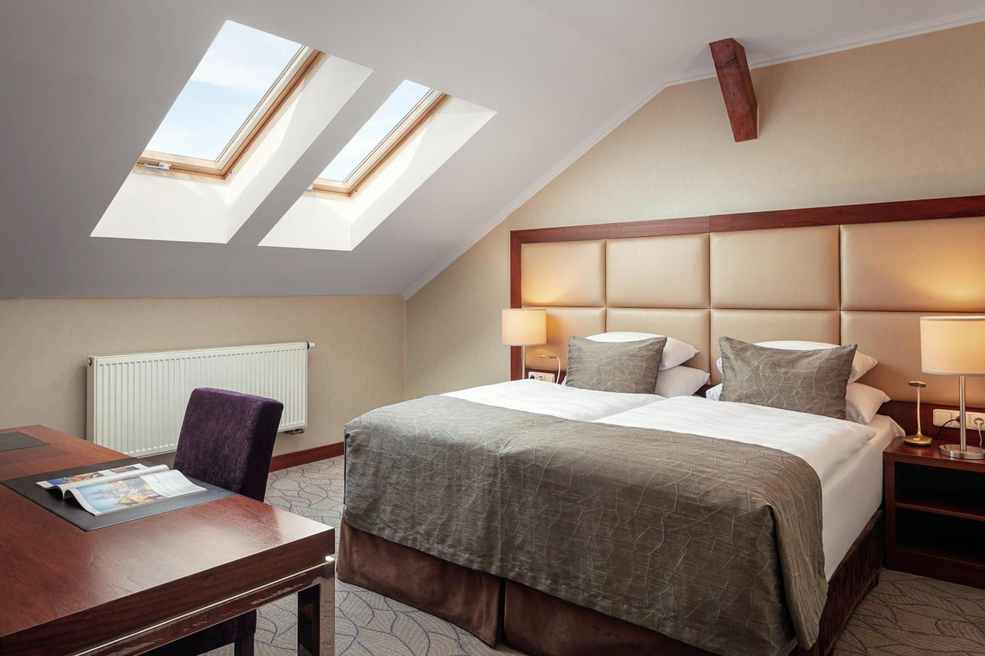 Kosher Hotel King David Praga Esterno foto A bedroom with roof windows