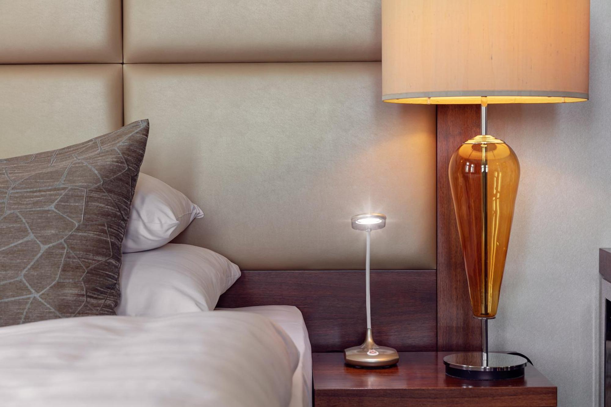 Kosher Hotel King David Praga Esterno foto A bedside lamp