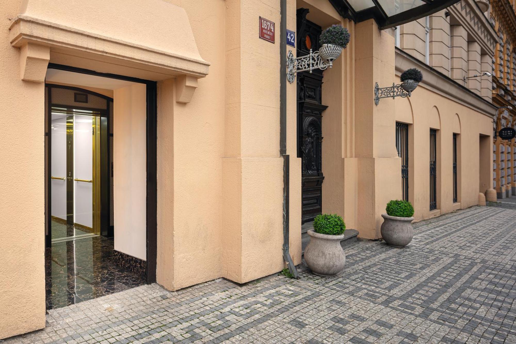 Kosher Hotel King David Praga Esterno foto Entrance to the hotel