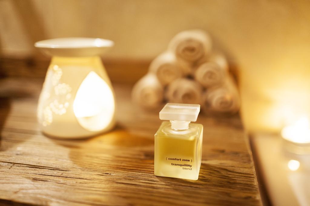 Kosher Hotel King David Praga Esterno foto A bottle of sandalwood oil
