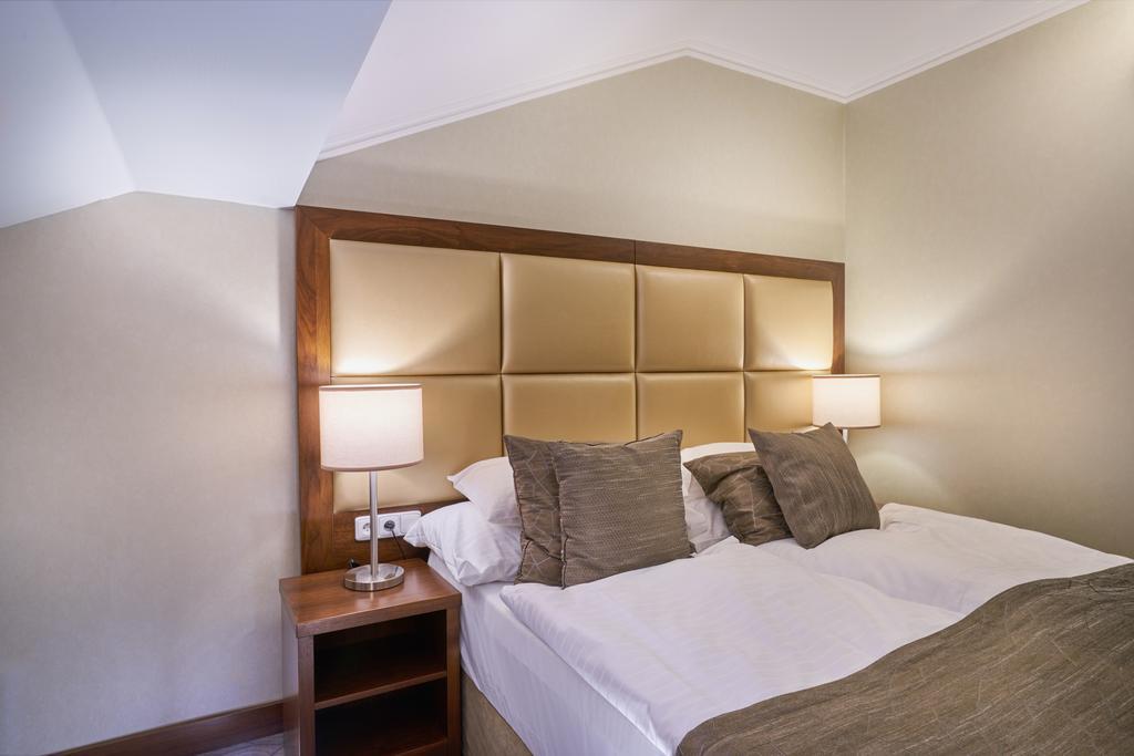Kosher Hotel King David Praga Esterno foto A bedroom at the hotel