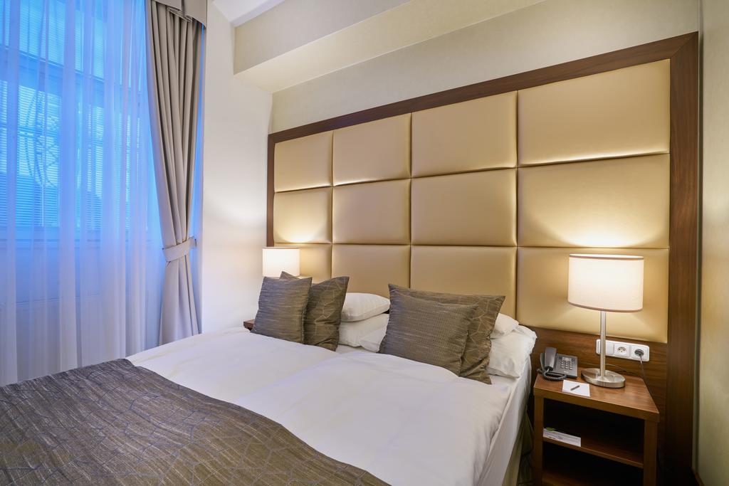 Kosher Hotel King David Praga Esterno foto A bedroom at the hotel