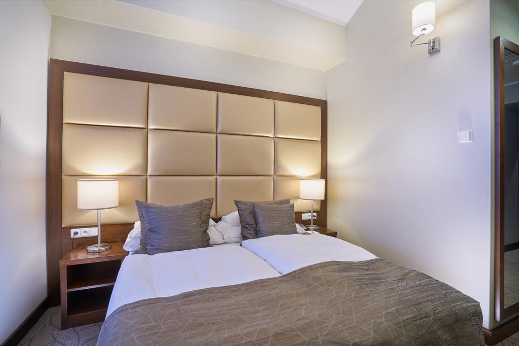 Kosher Hotel King David Praga Esterno foto A bedroom at the hotel