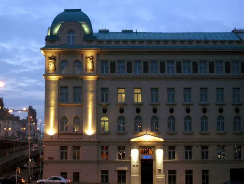 Kosher Hotel King David Praga Esterno foto The hotel at night