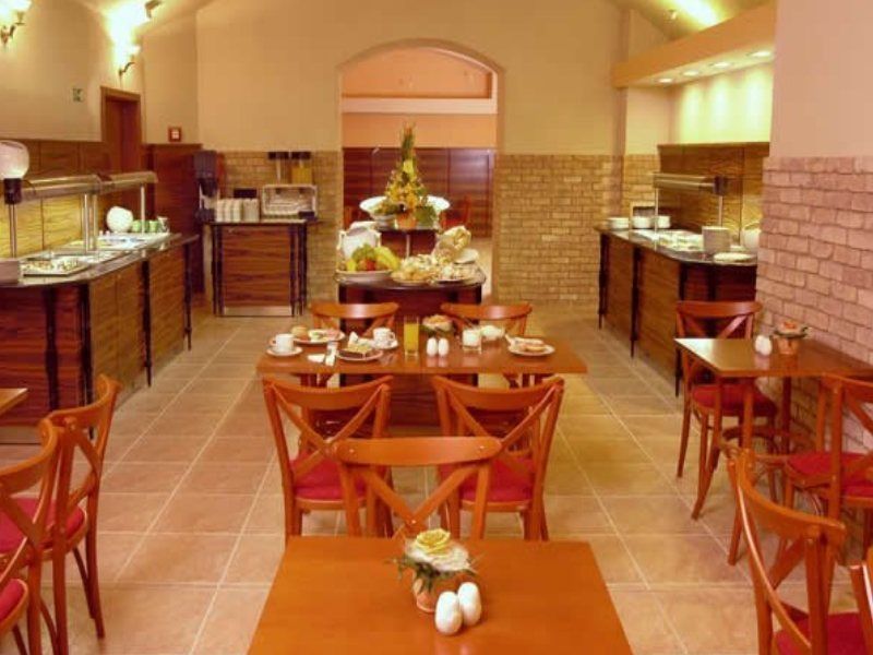 Kosher Hotel King David Praga Esterno foto The dining room at the hotel